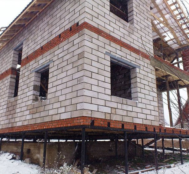 Монтаж свайно-винтового фундамента под дом из пеноблока в Солнечногорске
